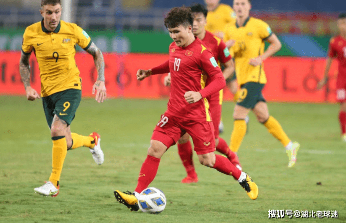 拜仁慕尼黑发布备战花絮，转会期调整名单，亚冠任务艰巨，身体对抗强度拉满