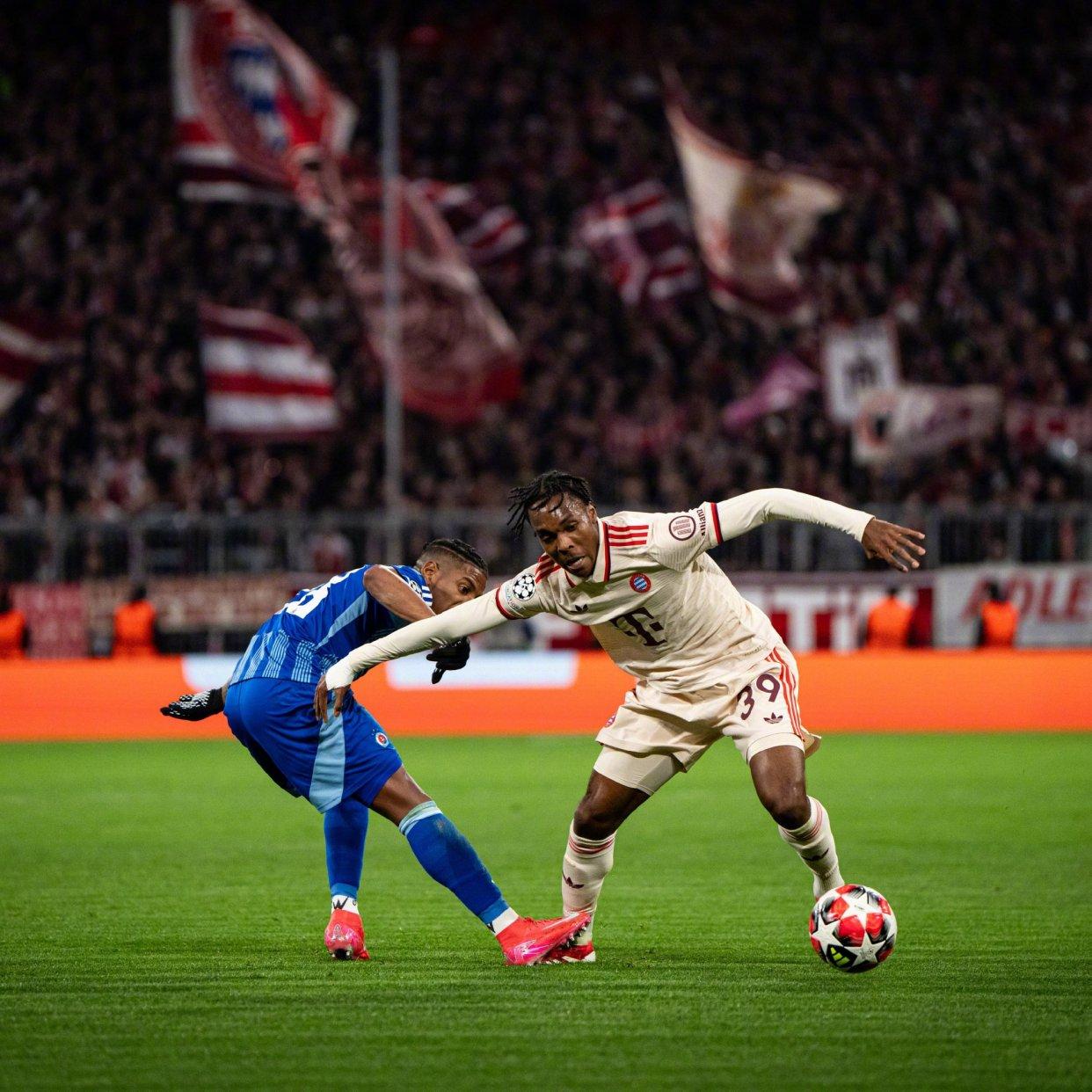 转折点利物浦战术微调，德甲冲刺阶段攻防权衡，赛场秩序良好，轮换策略成焦点